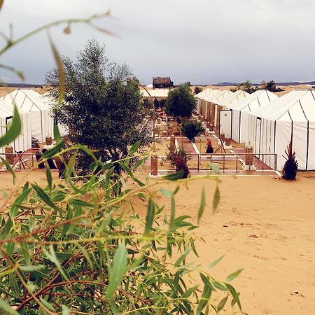 Hotel Tafouyte Luxury Camp à Merzouga Extérieur photo